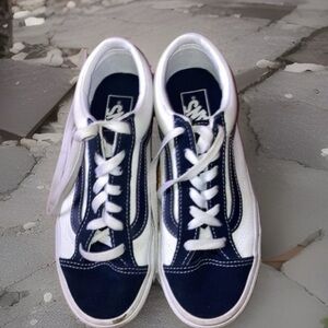 Vans Women's Sneakers - Navy and White